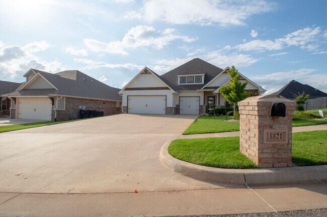 Foto del edificio - Massive 4BD/3BTH with a 3-car garage home ...