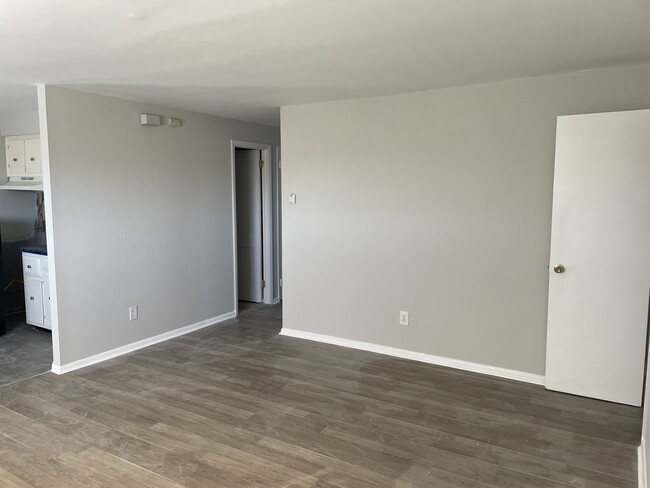 Building Photo - 4818 Unruh Ave