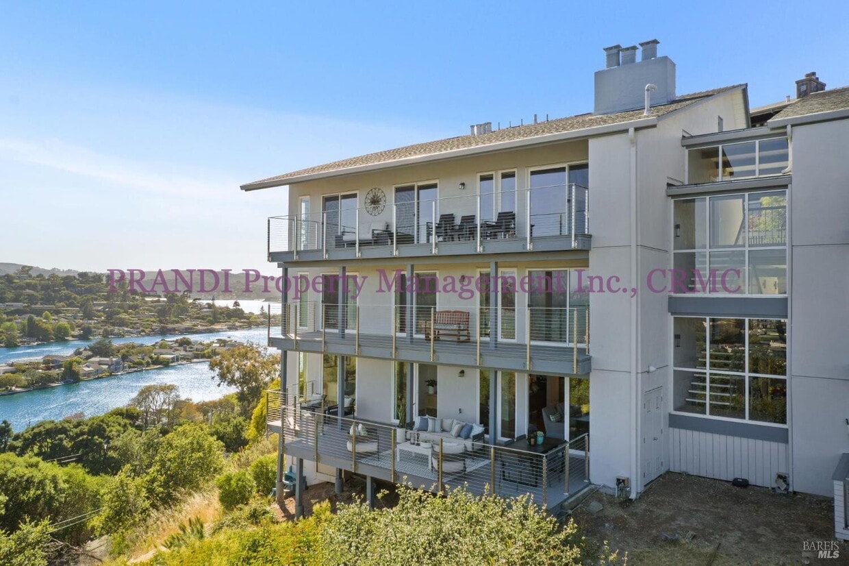 Foto principal - Resort Style Living in Prime Tiburon Location!