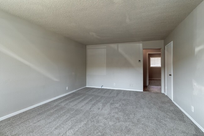 Building Photo - Charming 2 Bedrooms 1 Bath -Apartment -Vancouver School District-Skyview High School