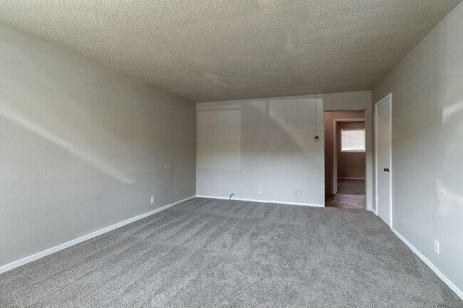 Foto del edificio - Charming 2 Bedrooms 1 Bath -Apartment -Vancouver School District-Skyview High School