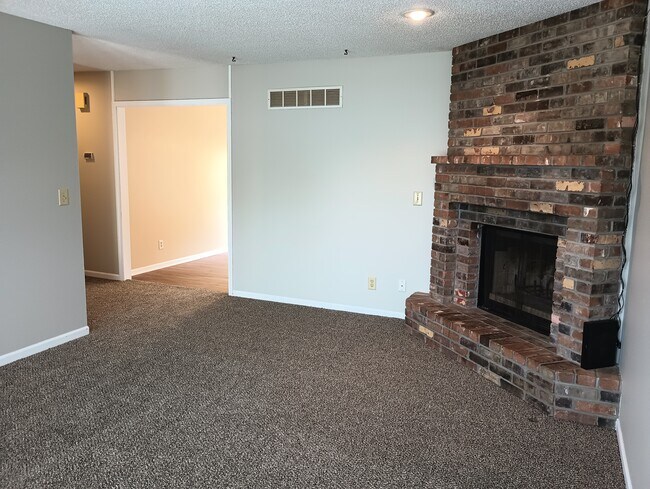 Building Photo - 1122 Ridgeway Dr
