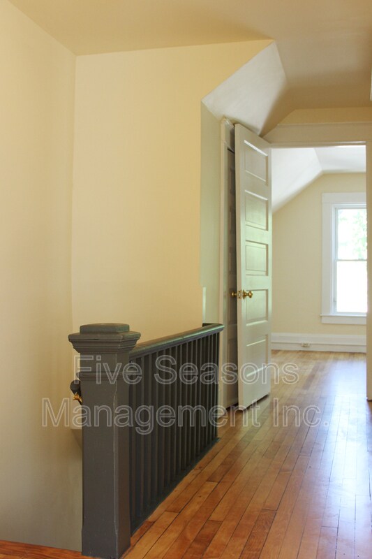 Building Photo - 202 Pine St