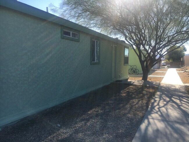 Foto del edificio - 3 bedroom 2 bath near University of Arizon...