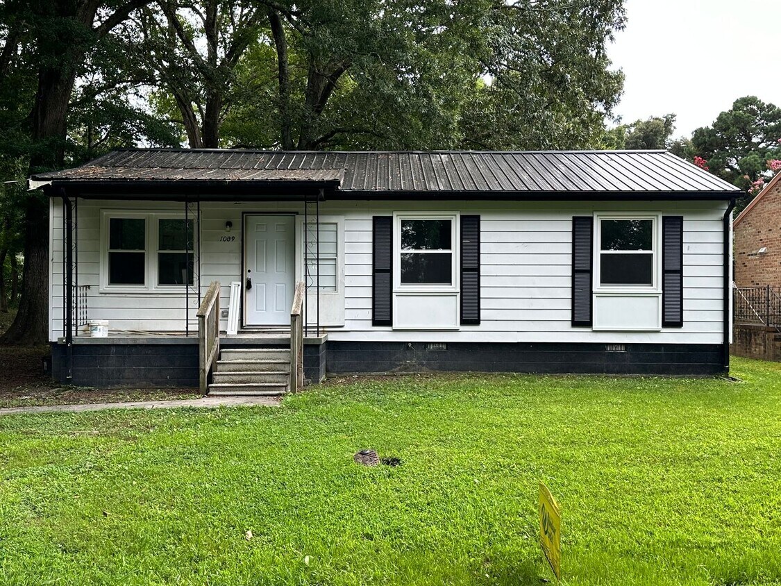 Foto principal - Remodeled 3-Bedroom Home in Blackstone!