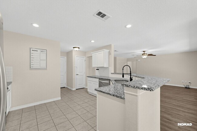 Building Photo - 205 Shady Oaks Dr