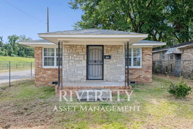 Photo - 1646 Harmen St House