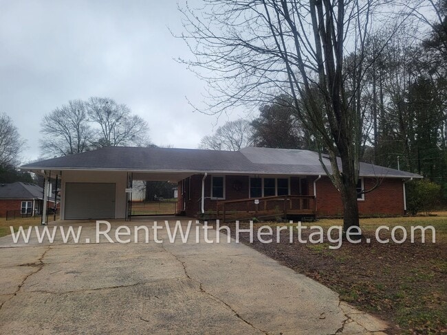 Building Photo - GRAMPA'S BUNGELOW - AWESOME BRICK RANCH WITH FULL UNFINISHED BASEMENT / GREAT LOCATION