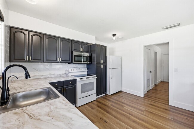 Building Photo - 2708 Hinda Rd