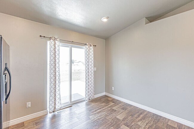 Foto del edificio - Charming 3-Bedroom Home with Garage on a S...