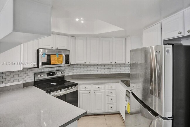 Foto del edificio - 8343 Lake Dr