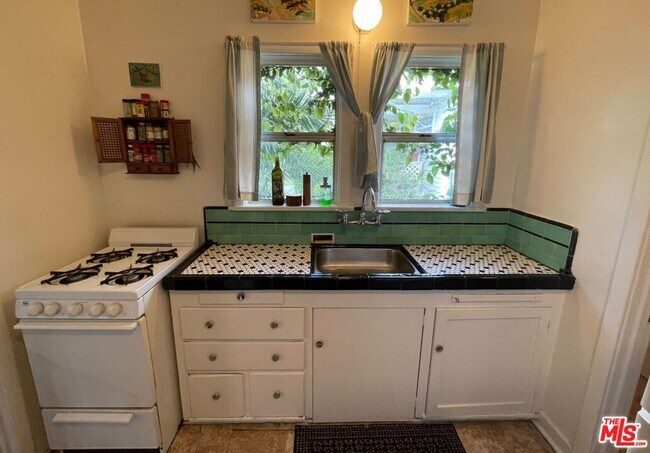 Foto del edificio - 1320 N Harvard Blvd