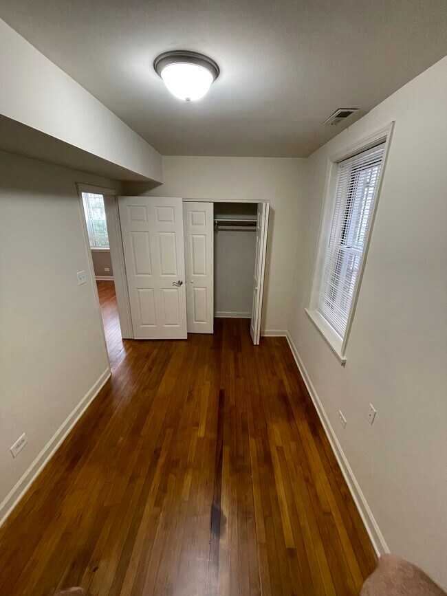 Building Photo - 3544 W Dickens Ave
