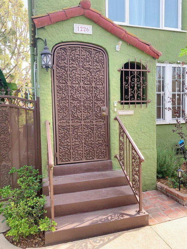 Puerta de entrada de seguridad de acero - 1226 S Highland Ave