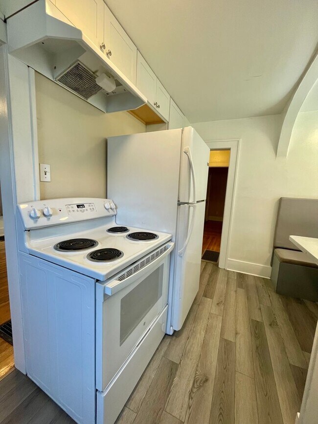 Foto del edificio - ADORABLE 4 bedroom standalone home - AVAIL...
