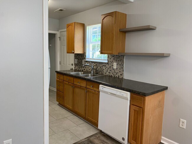 Building Photo - Cozy Three Bedrooom Home in Optimist Park!