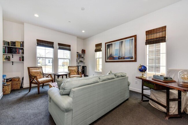 Foto del edificio - Large Spanish Mission Revival in Crocker V...