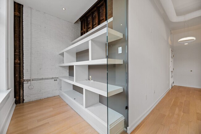 Foto del edificio - Sophisticated 2BR Condo in Logan Circle - ...