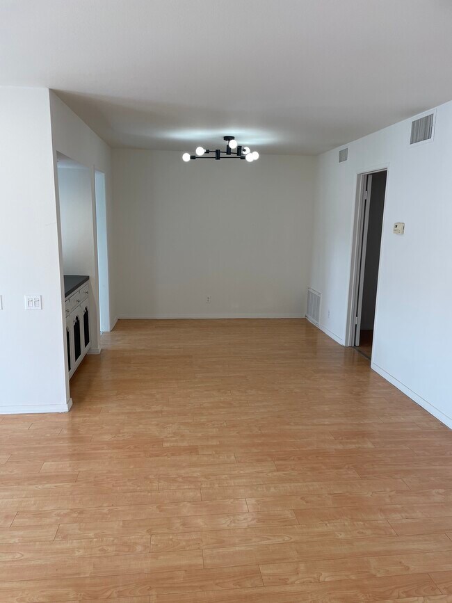 Large Dining - 31555 Lindero Canyon Rd