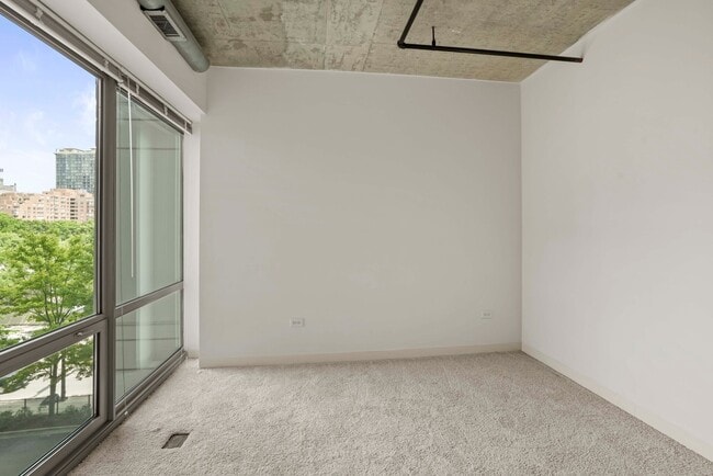 Building Photo - 928 S Clark St