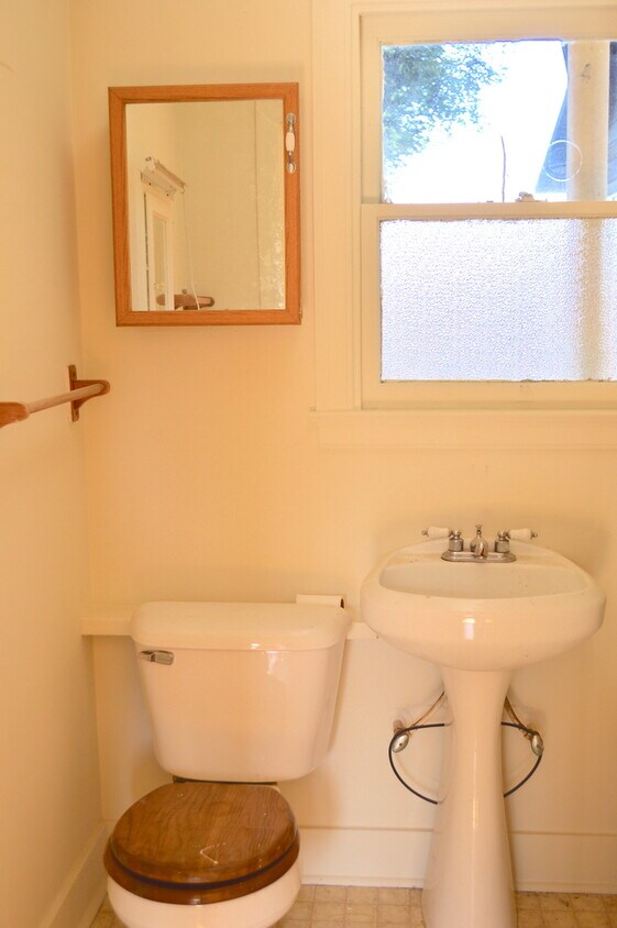 Building Photo - Small Berkeley bungalow 1/2 a block from N...