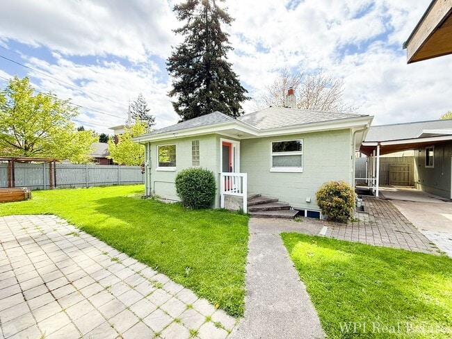 Foto del edificio - Beautiful recently remodeled 4 bed 2 bath ...