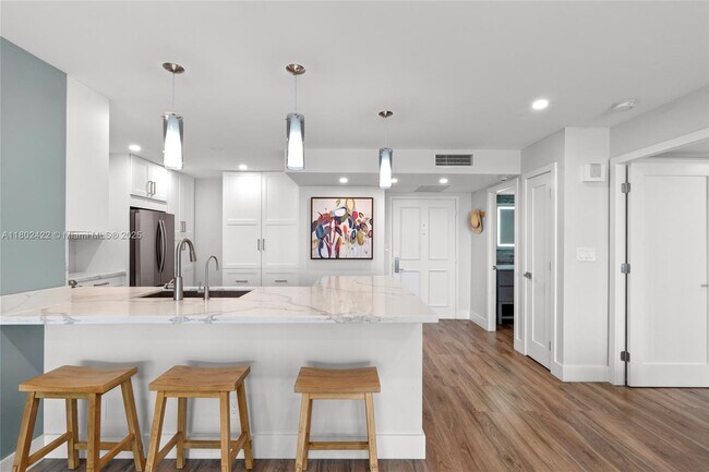Building Photo - 2100 S Ocean Ln
