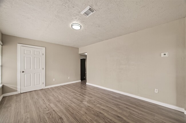 Foto del edificio - 1221 Parkway Dr