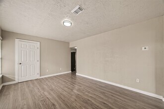 Building Photo - 1221 Parkway Dr