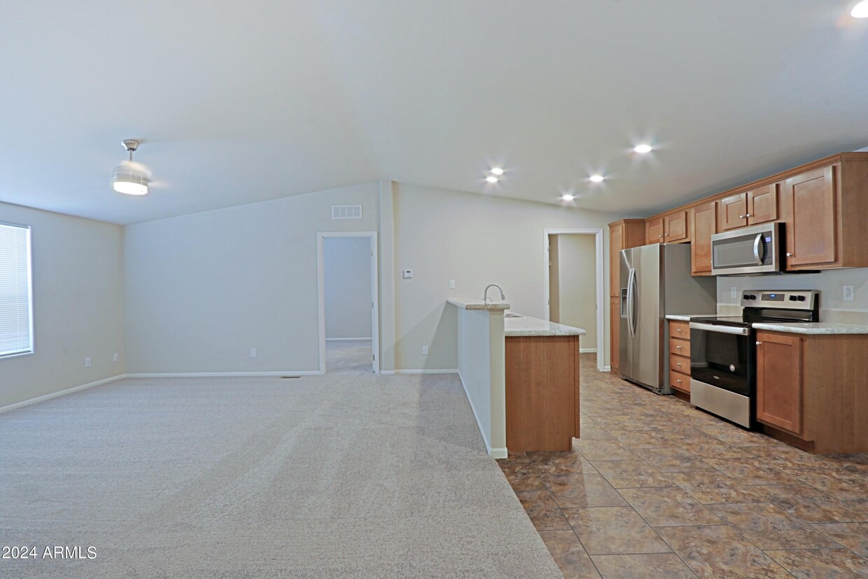 Primary Photo - 8601 N 103rd Ave