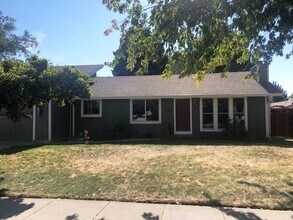 Building Photo - 515 E 14th N St