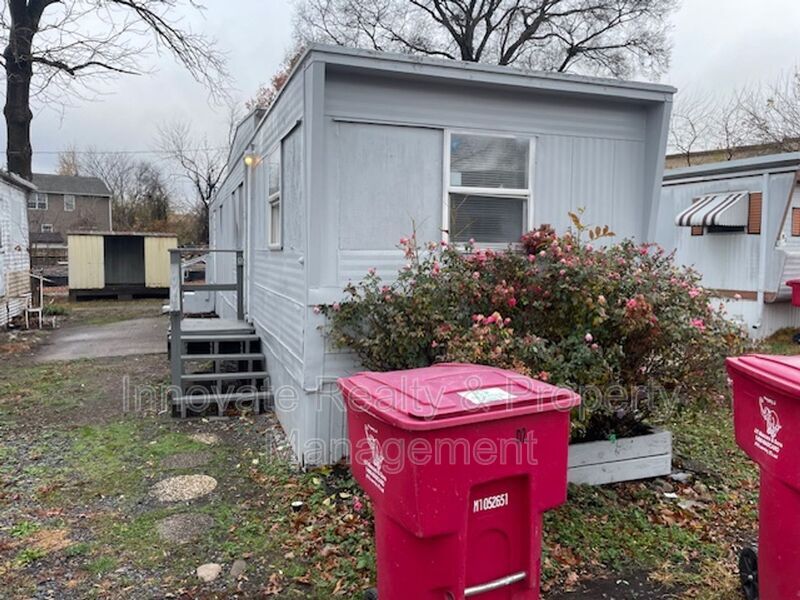 Primary Photo - 437 Wicker Ave