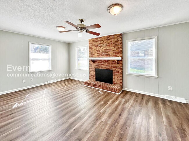 Foto del edificio - 425 Shallowood Ln