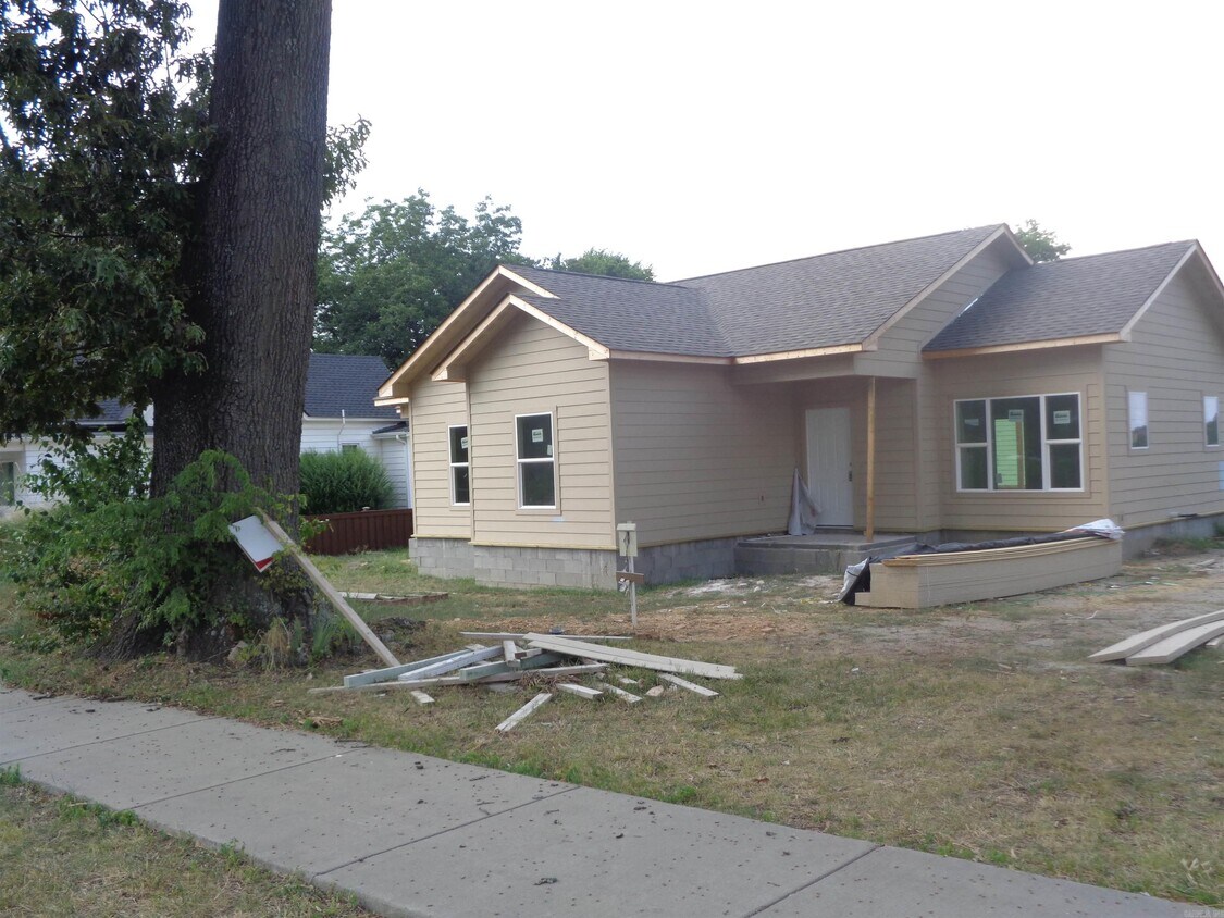 Foto principal - 1202 W 11th St
