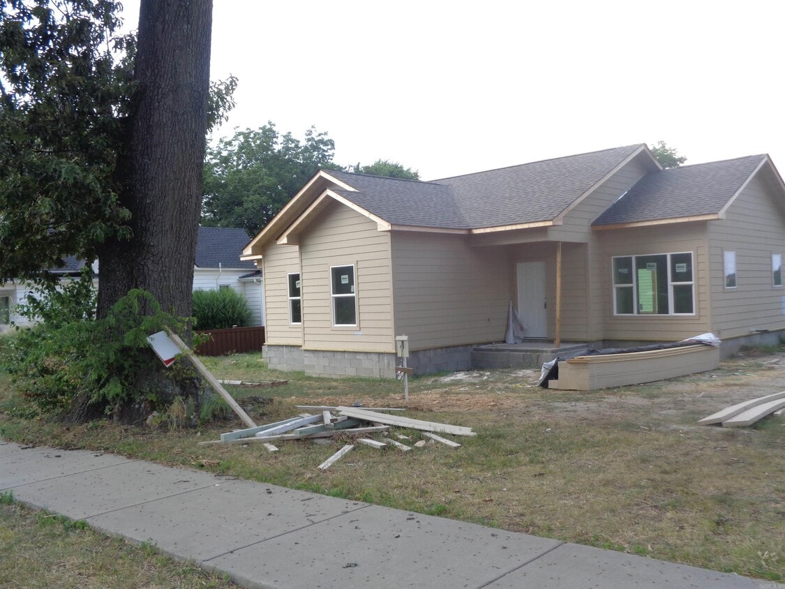 Primary Photo - 1202 W 11th St