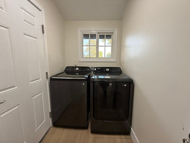 Building Photo - 9123 Woodley Ave