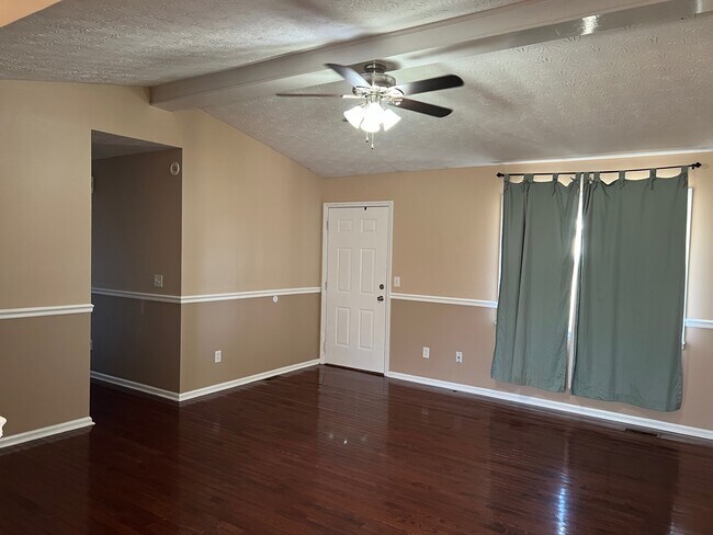 Building Photo - 11 Lone Oak Dr