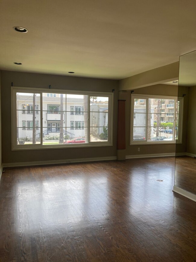 Building Photo - Available Now- 2bed/1.5 bath second floor ...