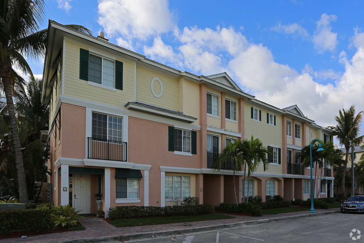 Comunidad - Pineapple Grove Village Condominiums