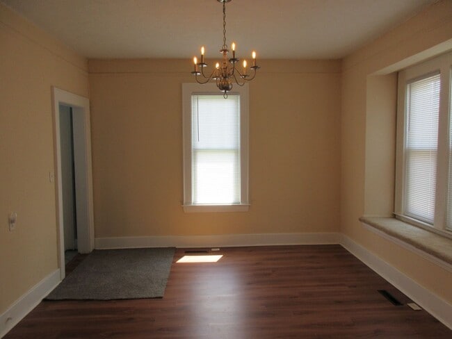 Building Photo - 702 28th St