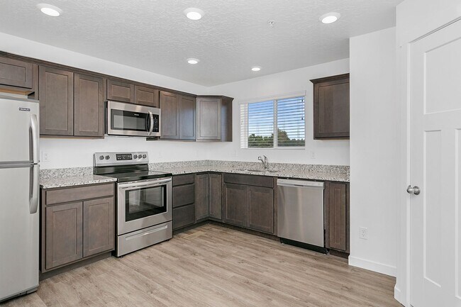 Foto del edificio - Beautiful 3-Story Townhome: Includes Attac...