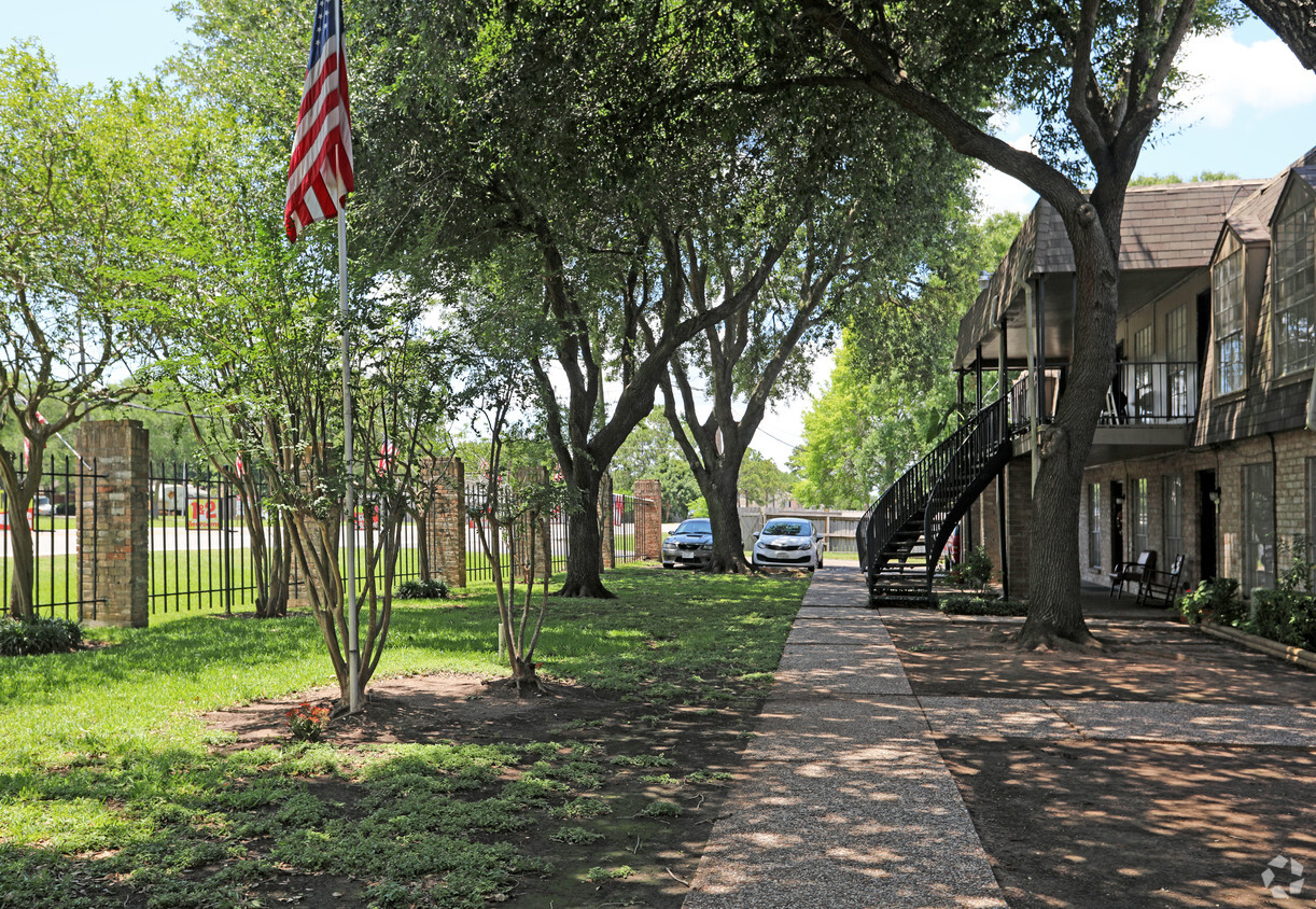 Primary Photo - Town and Country Apartments