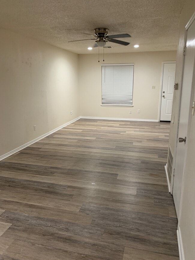 Building Photo - 504 Woods Dr
