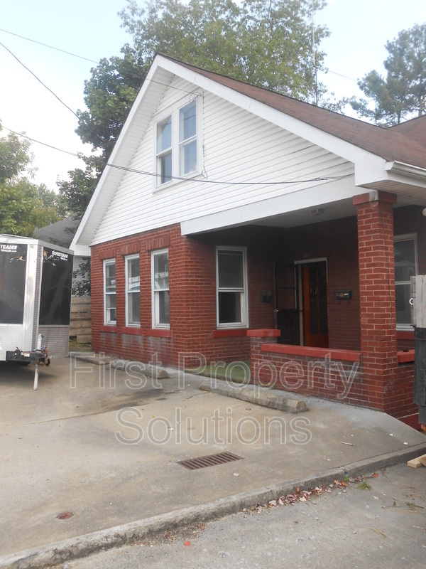 Primary Photo - 815 S Oakwood Ave
