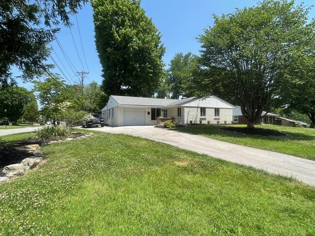 Building Photo - Beautiful Home in the Heart of J-Town