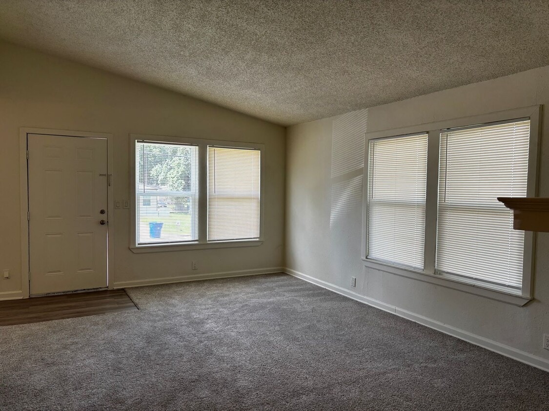 Building Photo - 3 Bedroom 2 Bath