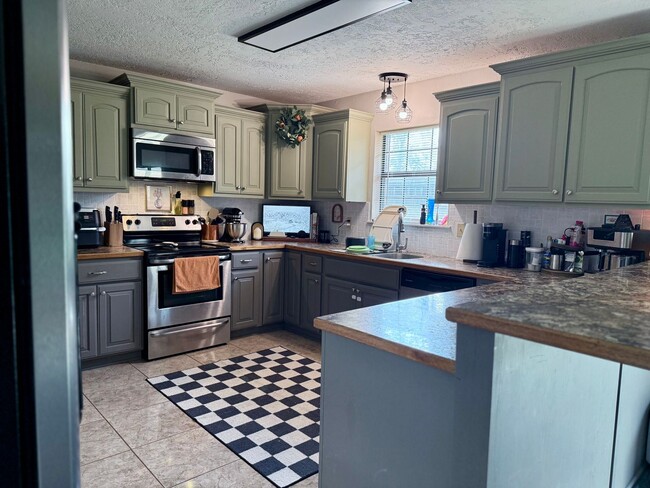 Building Photo - 2213 Angus St