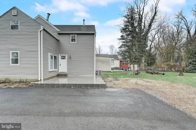 Building Photo - 425 N Delmorr Ave