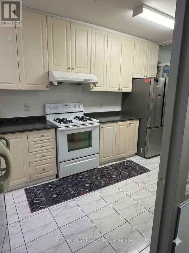 Photo du bâtiment - 555 St Clair Ave W