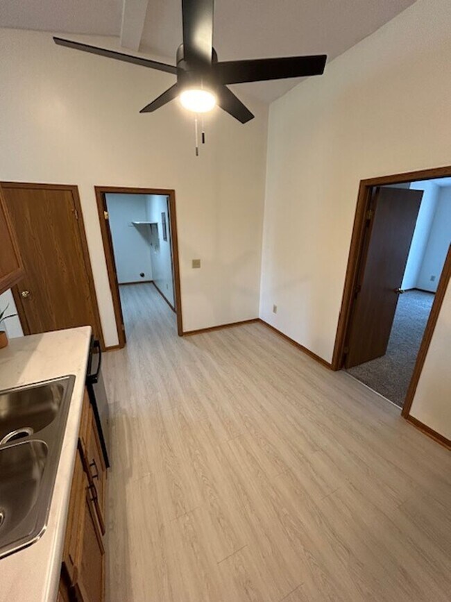 Foto del edificio - Updated Ranch with 2 Bedrooms, 1 Bath, and 1-Car Attached Garage in Troy, Ohio - Your Perfect Hom...